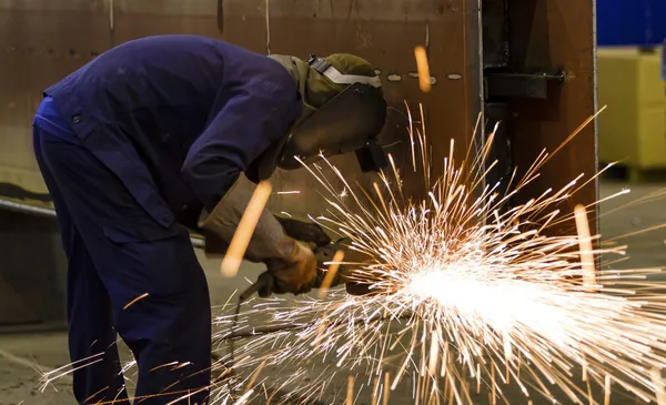 Meulage de roue électrique sur structure en acier en usine — Photo