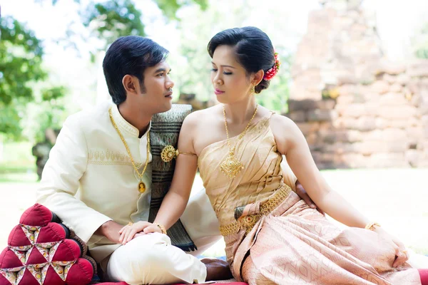 Thai Mann und Frau im Seidenkleid — Stockfoto