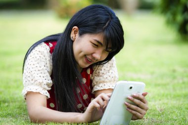 Asya kadın tablet açık kullanma