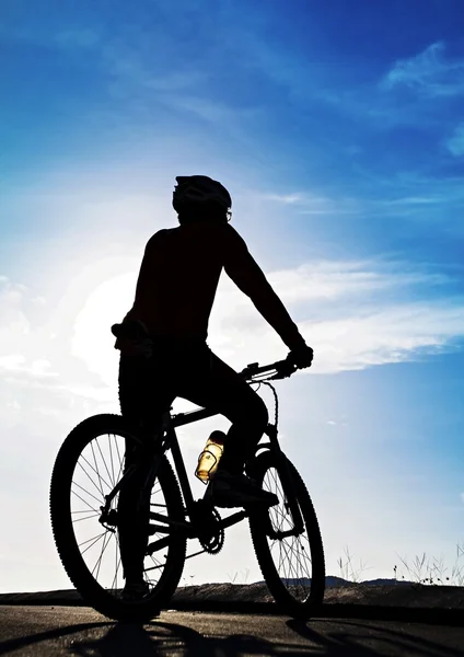 Silhouette eines Radfahrers — Stockfoto