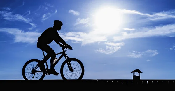 Silhouette des Radfahrers auf dem Rennrad — Stockfoto