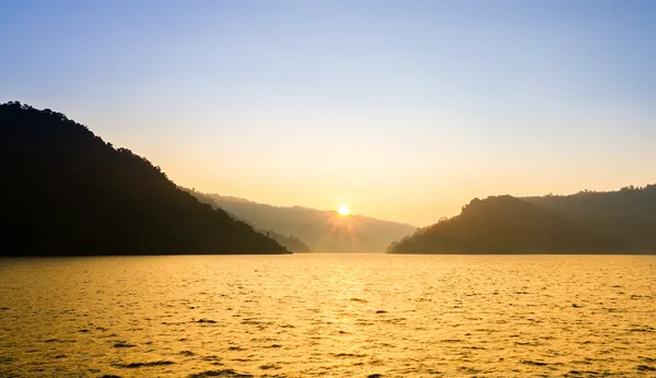 Morning lake landscape with sunrise over mountains — Stock Photo, Image