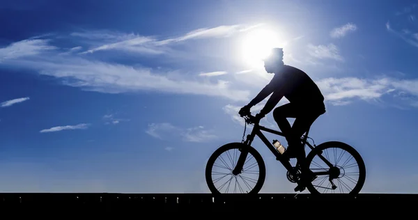 Silhouette des Radfahrers auf dem Rennrad — Stockfoto