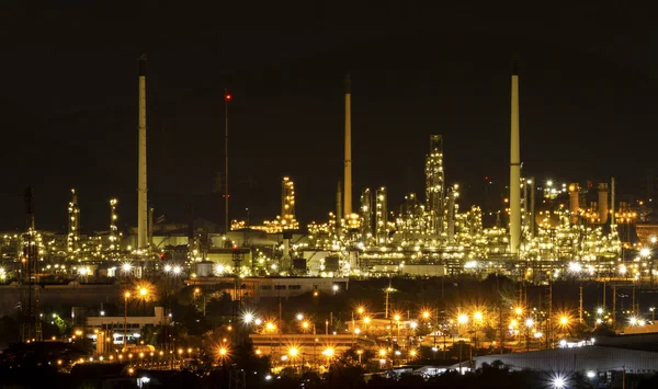 Planta petroquímica en la noche — Foto de Stock