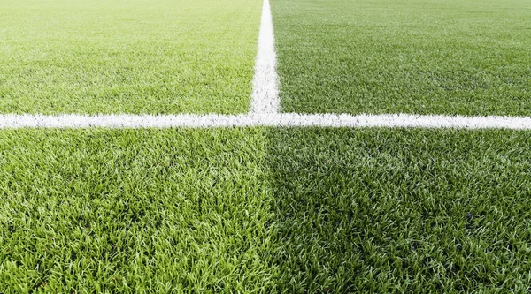 Yeşil çim futbol sahası, beyaz çizgili — Stok fotoğraf