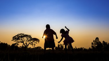 mutlu çocuklar oynarken yaz