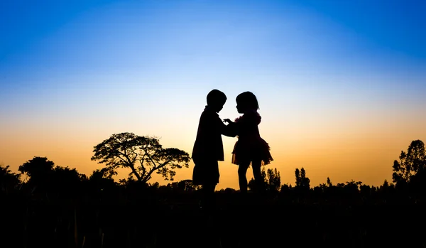 Glückliche Kinder, die im Sommer spielen — Stockfoto