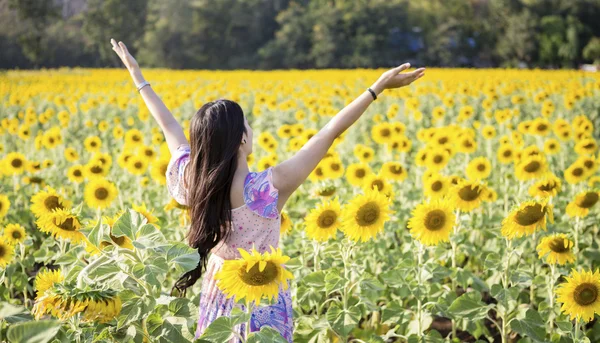 Glad kvinna inom skönhet med solrosor — Stockfoto