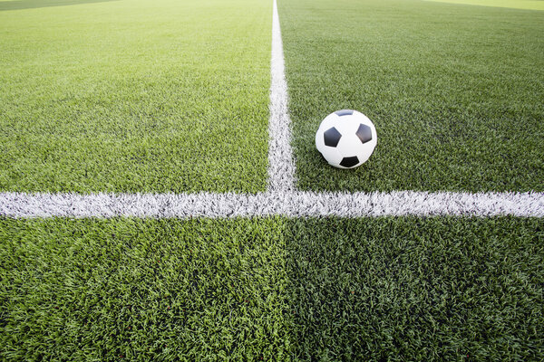 Футбольный мяч на зеленом поле