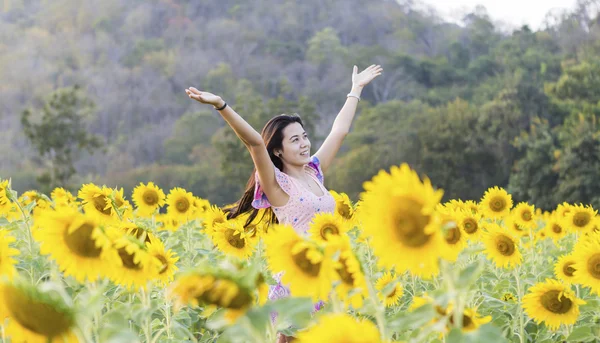 Счастливая женщина в поле красоты с подсолнухами — стоковое фото