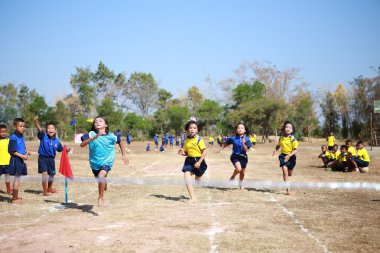 Tanımlanamayan Tay öğrenciler 4-12 yaş arası sporcular spor günü sırasında eylem