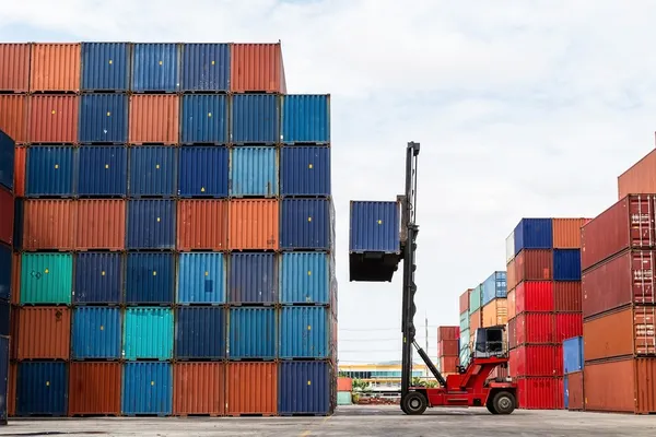 Crane lifting up container in yard — Stock Photo, Image