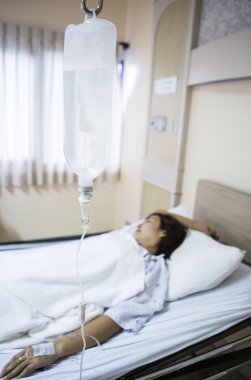 kadın hasta hastane yatağında