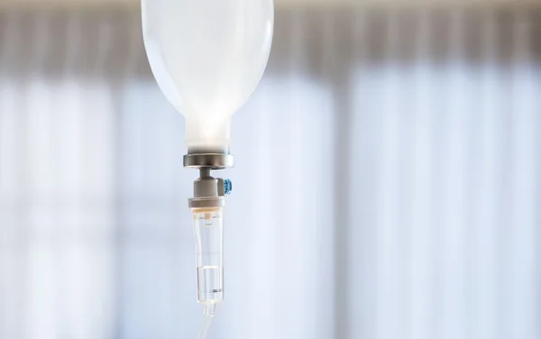 Infusion bottle with IV solution in hospital — Stock Photo, Image