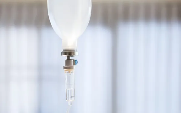 Hastanede serum solüsyonuyla birlikte enfüzyon şişesi.