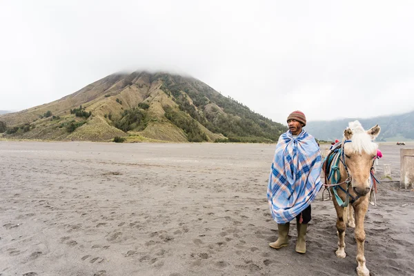 Endonezya adam turist mount bromo kira için at ile — Stok fotoğraf