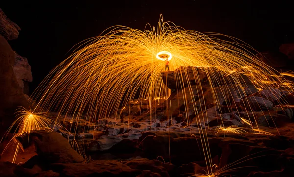 Fogo show incrível à noite — Fotografia de Stock