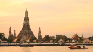 Bangkok, Tayland günbatımı sırasında chao phraya nehrin karşısındaki wat arun görünümünü alacakaranlık