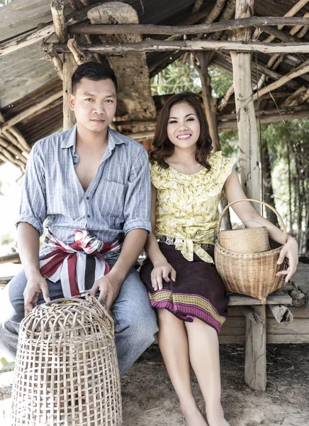 Casal agricultor em traje de agricultor — Fotografia de Stock