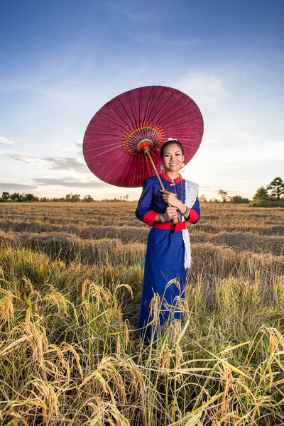 Žena provádějící typické thajské tance na sunset — Stock fotografie