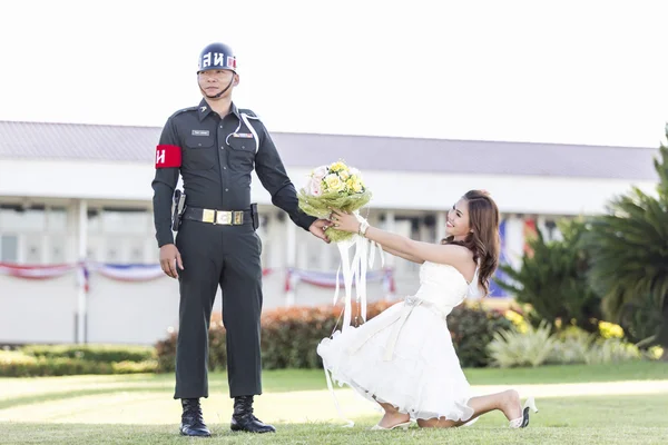 Kärlek till thailändska soldat — Stockfoto