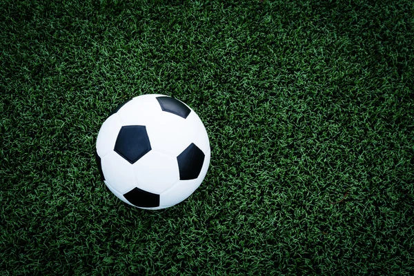 Bola de futebol no campo verde — Fotografia de Stock