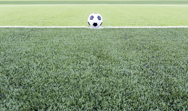Pallone da calcio sul campo verde — Foto Stock