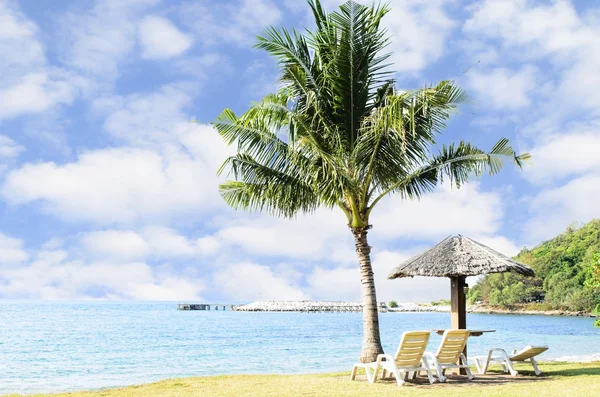 Solstol och parasoll på stranden — Stockfoto