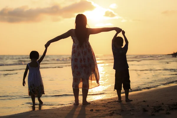 Mère avec sa fille et son fils sur la plage — Photo