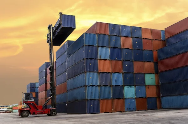 Gabelstapler beim Umschlag des Containerkastens auf der Werft — Stockfoto