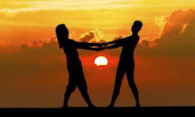 Sahilde günbatımında kaygısız kadınla