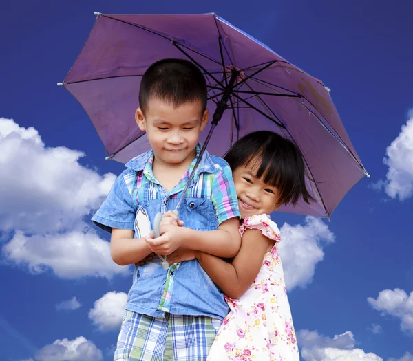 Lachende jongen en meisje met paraplu — Stockfoto