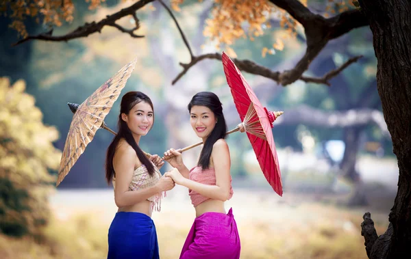 Thai flicka klä med traditionell stil — Stockfoto