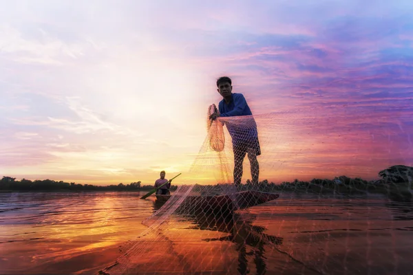 Pescador de lago en acción al pescar —  Fotos de Stock