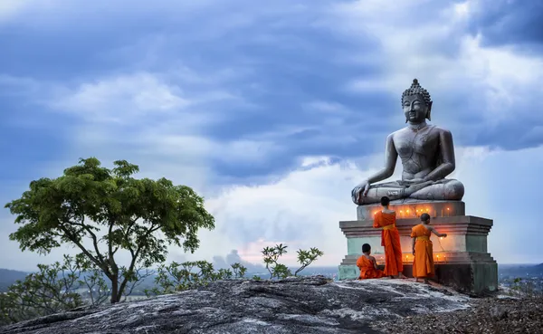 Yong Buddhist monk fire candles to the Buddha — Stock Photo, Image