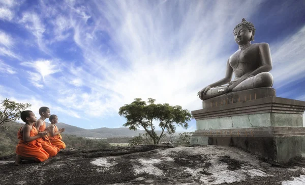 Día del Señor Buda o Día de Vesak, monje budista rezando al Buda . — Foto de Stock