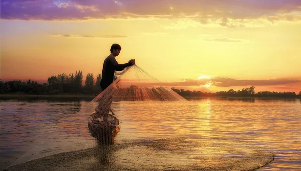 Pescatore del lago in azione durante la pesca — Foto Stock