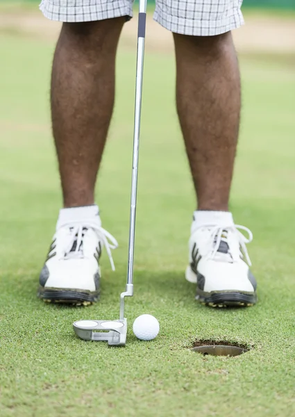 Golf hráč na uvedení zelené trefit míč do díry — Stock fotografie