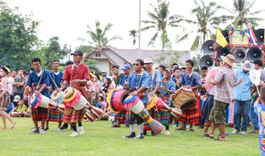 Tayland bayanlar Tayland roket Festivali dans performans 