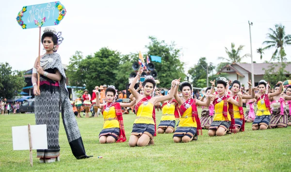 Thailändische Damen führen Thai-Tanz bei der Parade des Raketenfestivals "boon bang fai" auf — Stockfoto