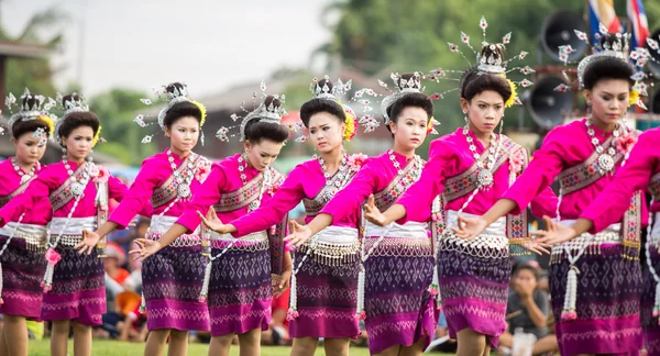 Thailändische Damen führen Thai-Tanz bei der Parade des Raketenfestivals "boon bang fai" auf — Stockfoto