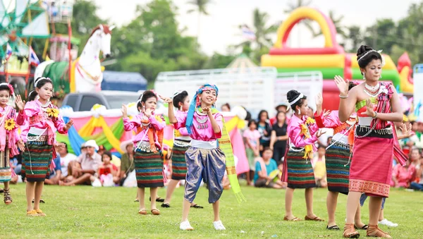 Thai ladies performing Thai dancing in Rocket festival "Boon Bang Fai" parade — Stock Photo, Image