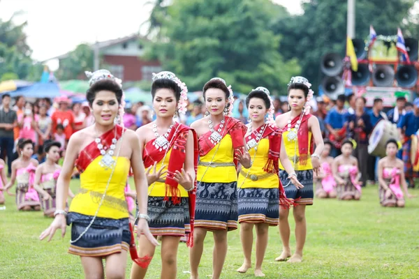 Thailändische Damen führen Thai-Tanz bei der Parade des Raketenfestivals "boon bang fai" auf — Stockfoto