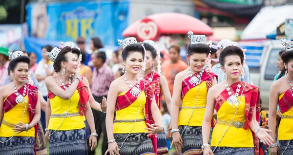Thai ladies performing Thai dancing in Rocket festival "Boon Bang Fai" parade — Stock Photo, Image