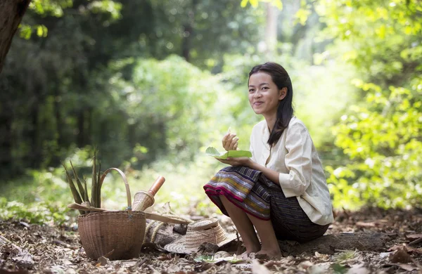 Mujer asiática trabajando en la selva tropical — Foto de Stock