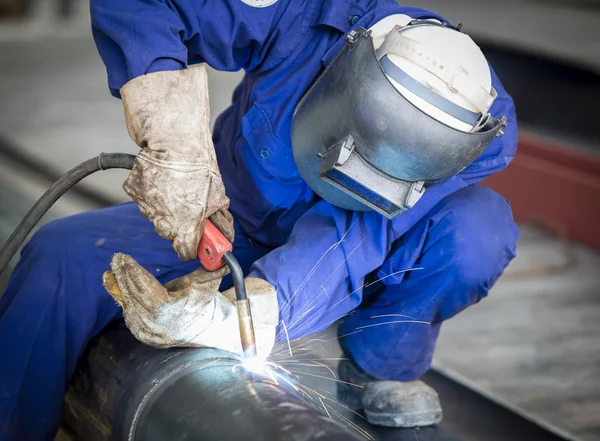 Arbetare med skyddsmask svetsning metall — Stockfoto