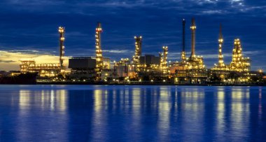 Alacakaranlıkta petrol rafinerisi