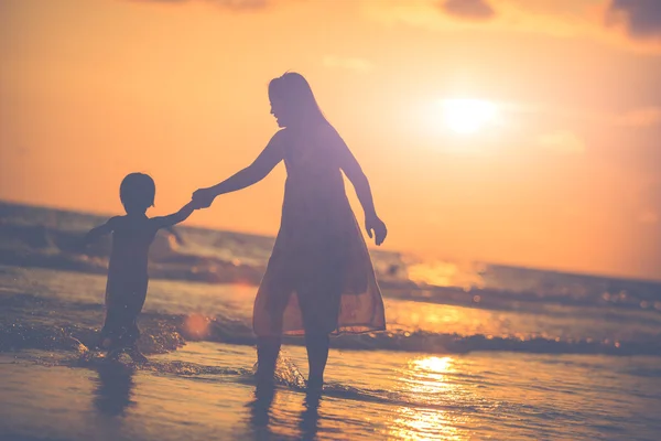 Mère avec sa fille sur la plage — Photo