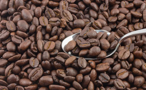 Kahve çekirdekleri ve kaşık — Stok fotoğraf