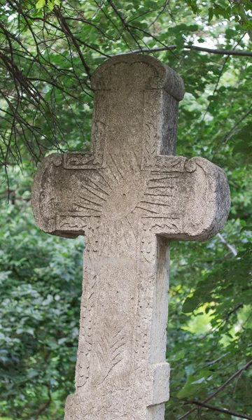 Cruz de piedra en el jardín —  Fotos de Stock